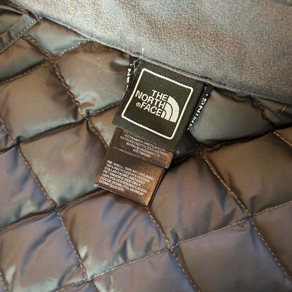 The North Face 550 Gray Transit Puffer Jacket with Hood - Picture 3 of 8